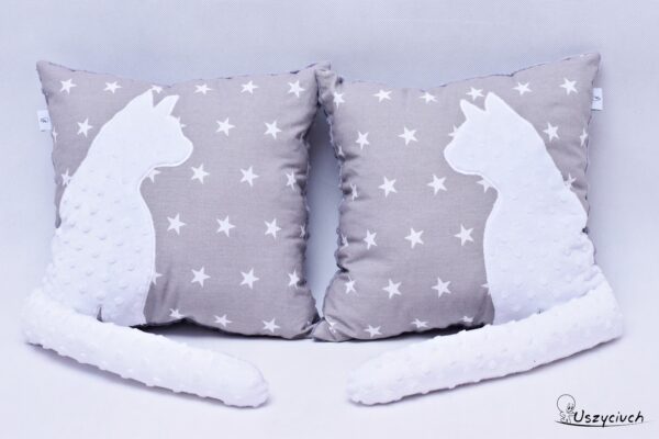 Poduszka z kotem i ogonem 3D biały kot w gwiazdach