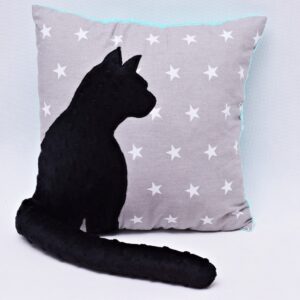 Poduszka z kotem i ogonem 3D czarny kot w gwiazdach