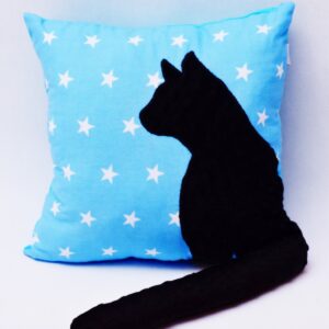 Poduszka z kotem i ogonem 3D czarny kot w błękicie