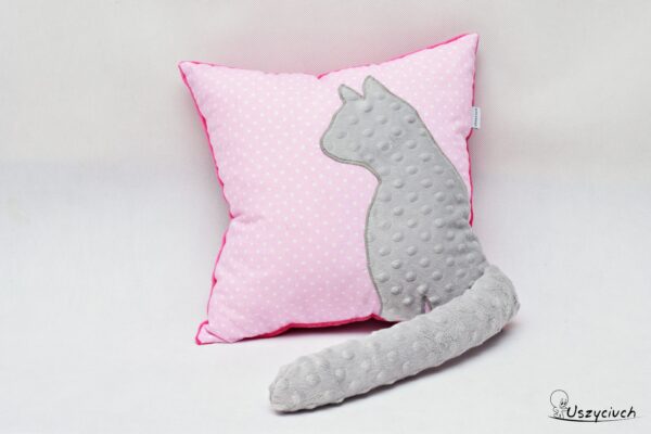 Poduszka z kotem i ogonem 3D szary kot na różowym